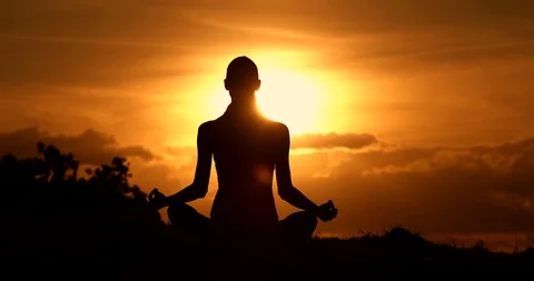 Meditation at sunset Vídeo Stock 117742816