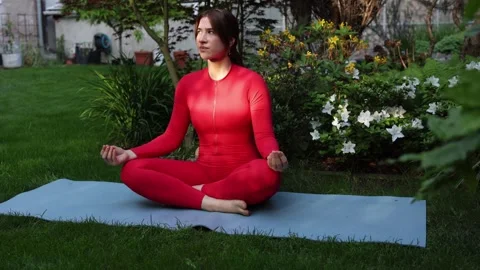 Meditator distracted by a sound 스톡 동영상 336781134