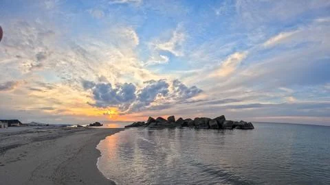 Mediterranean sunset between clouds and rocks Foto stock