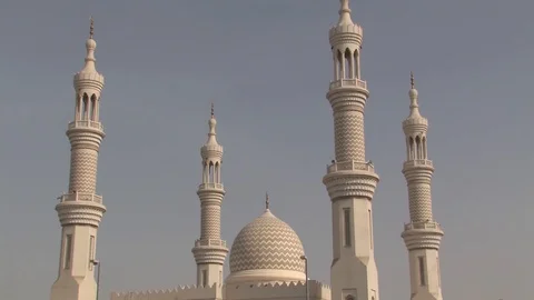 Mediu shot of Sheikh Zayed Mosque, Ras Al Khaimah. Stock-Footage 88657230