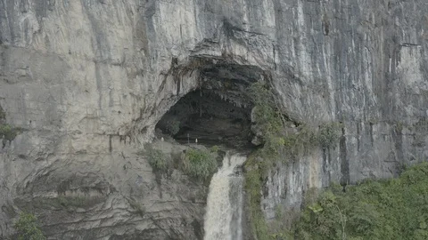 Medium aerial circles around the cave of the Ventana de Tisquizoque waterfall Vidéo 127969165