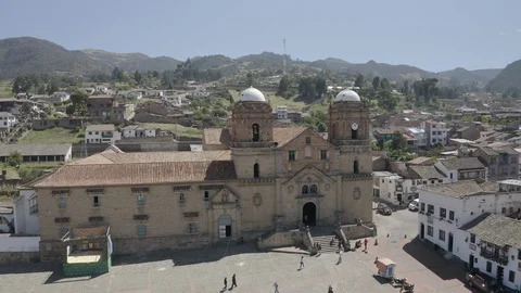 Medium aerial circles around the main plaza and church of Monguí, Colombia Vidéo 101793348