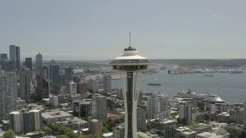 Medium aerial circles Space Needle with Mt. Rainier in the background Stock-Footage 158816434