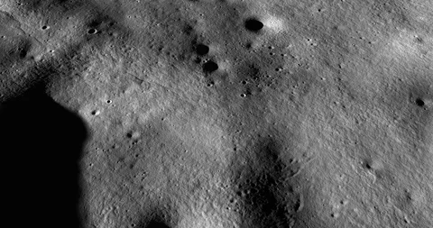 Medium-altitude circular tracking shot, floor of Milankovic crater Video stock 112031546