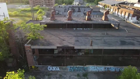 Medium Ascend, Tilt down Abandoned Factory, Detroit Vidéo 308378085