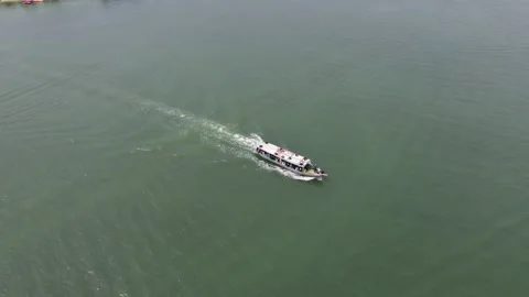 MEDIUM BOAT &amp; SPEEDBOAT ON THE SEA 库存影片 201213282