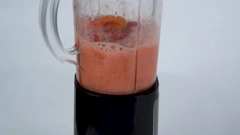 Medium close up slow motion, blending tomatoes from big to small pieces. 库存影片 137769403