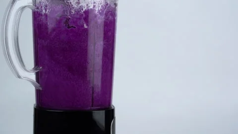 Medium close up slow motion, purple cabbages ate blended until seeing blende. 库存影片 137769435
