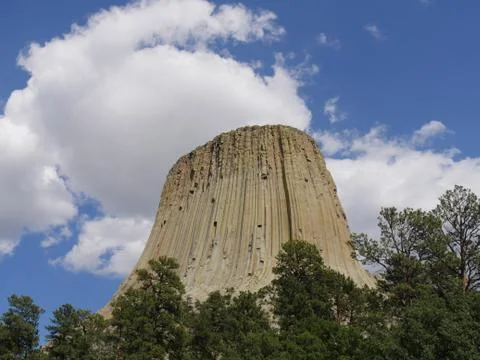 Medium close upward shot of the Devils Tower  in Wyoming, America's first nat Fotos de archivo