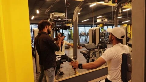 Medium full shot of a Indian guy workout in a gym Vidéo 155432899