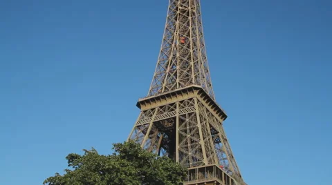 Medium long shot of a cart going up and down in the Eiffel tower, Paris Vidéo 40252845