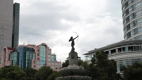 Medium low angle shot of Fountain of Diana Cazadora in Reforma in Mexico City Video stock 158965046