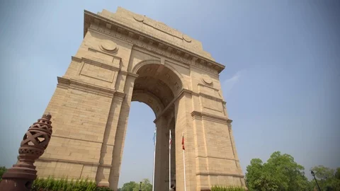 Medium low angle shot of India gate Stockbeeldmateriaal 95716890
