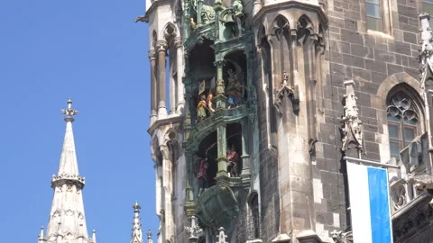 Medium of the Marienplatz cuckoo clock in old town Munich, Germany Video stock 284500131