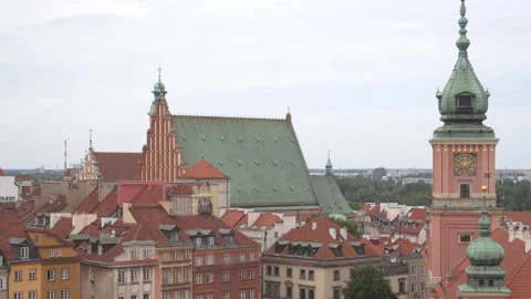 Medium of Old Town Warsaw skyline with church and Royal Palace Stockbeeldmateriaal 285124772