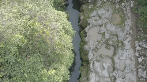 Medium overhead aerial pushes over the Mandiyaco Canyon in southern Colombia Vidéo 104835193