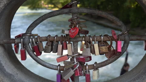 Medium of padlocks on gate with man surfing Eisbach wave in background Vidéo 284498601