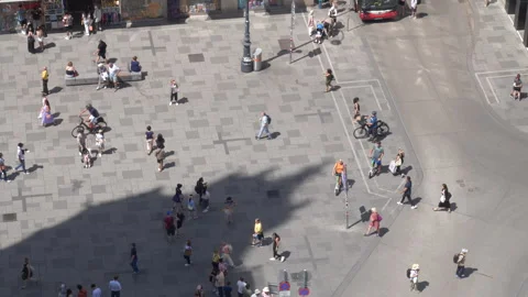 Medium of people walking and biking around Stephensplatz main square in Vienna 스톡 동영상 285101732