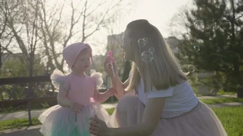 Medium plan mom and daughter in the park Vídeos de archivo 166323677