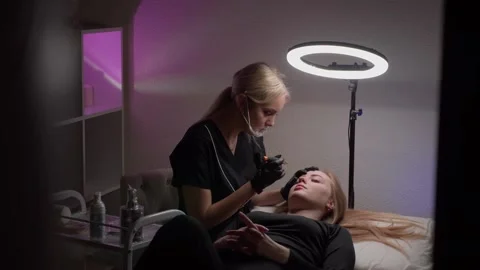 Medium plan permanent makeup on the eyebrows Vídeos de archivo 166625001