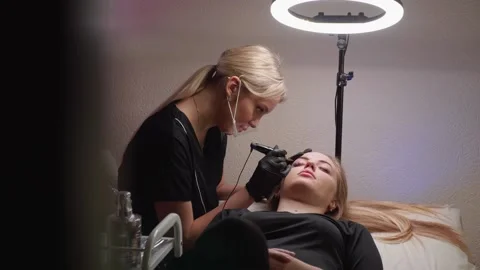 Medium plan permanent makeup on the eyebrows Vídeos de archivo 166625011
