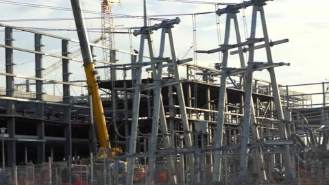 Medium-range pan of semiconductor plant under construction with 7 cranes! 動画素材 147508378