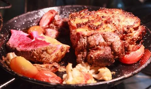 Medium Rare barbecue grill roasted Beef Meat basting with seasoned sauce, rea Foto stock