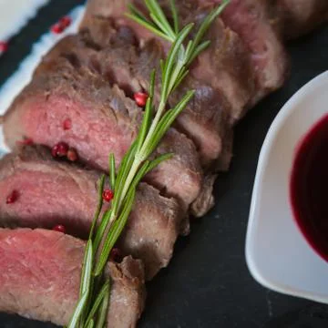 Medium Rare Cooked Beef Roast Stockfoto's
