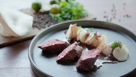 Medium rare Grilled beef beautiful dish Vídeos de archivo 156172622