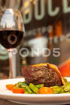 Medium rare mignon fillet roasted with green beans and fresh cherry tomatoes, Stock Photos