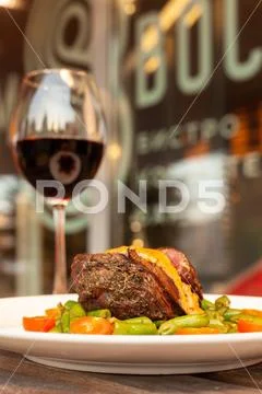 Medium rare mignon fillet roasted with green beans and fresh cherry tomatoes, Stock Photos