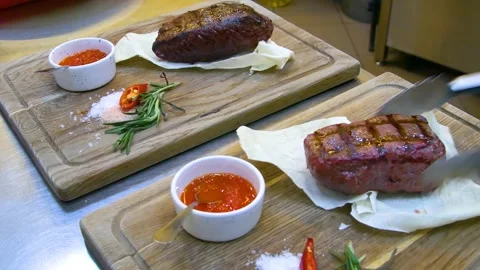 Medium rare steak placed on pita bread on a special wooden board. Video stock 290195849