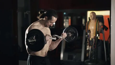 Medium shot of a bearded man doing the last set of a barbell exercise 스톡 동영상 74277195