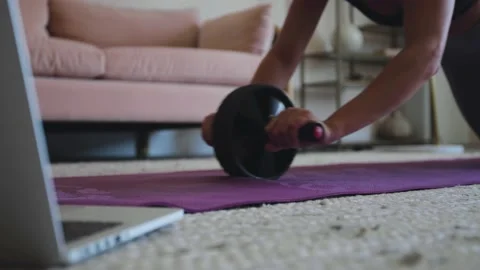 Medium shot of blonde using power wheel in abs workout in Covid-19 스톡 동영상 137359124