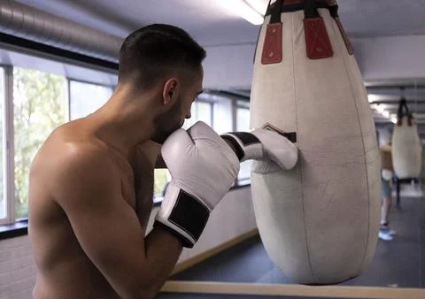 Medium shot of a boxer hitting the punching bag Foto stock