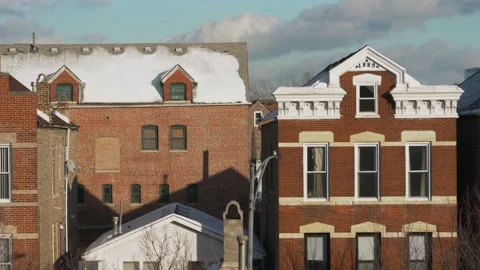 Medium Shot of Brick Homes in Chicago at the End of Winter on Clear Day Vídeos de archivo 150222950