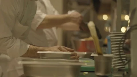 Medium shot chef putting apple piece into metal box Vidéo 336173797