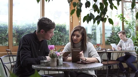 Medium shot of a couple sitting in a restaurant 動画素材 73299558