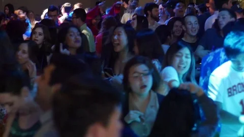 Medium shot of crowd dancing at college party. Vidéo 92778249