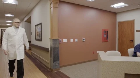 Medium shot of a doctor taking over a tablet from a nurse 動画素材 71826101