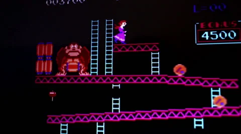 Medium shot of 'Donkey Kong' classic videogame main screen, with camera dolly Vidéo 55455862