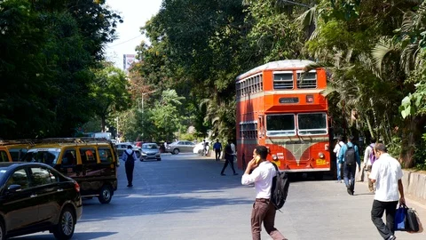 Medium shot of Double Floor bus on Mumbai streets, India Видео 111364589