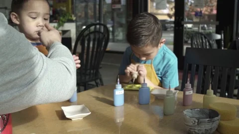 Medium shot of a family in a ceramic studio Stock-Footage 73296432
