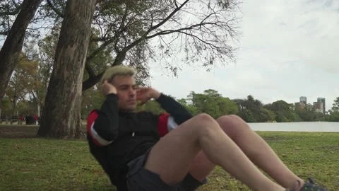 Medium shot of a fit man doing abs at park on a cloudy day Stock-Footage 140590177