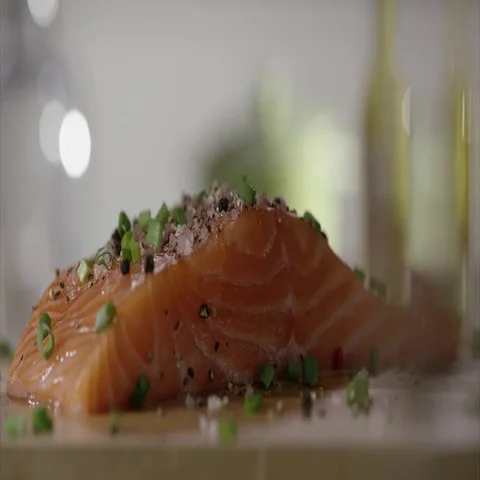 Medium Shot of Fresh Salmon Steak Sprinkle Chilli  Vidéo 69389934