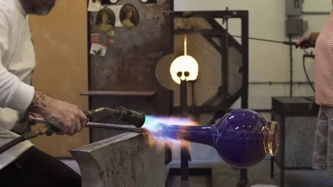 Medium shot of a man heating glass with a blow torch Vidéo 76534350