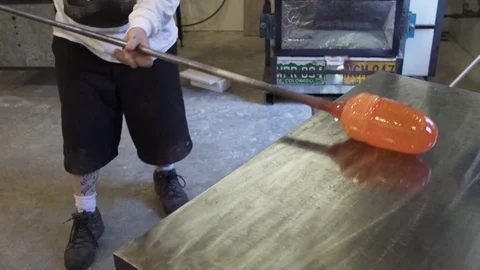 Medium shot of a man shaping molten glass 動画素材 76227012