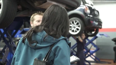 Medium shot of a mechanic talking to a client 動画素材 76233357