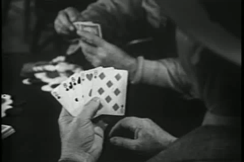 Medium shot men playing poker Видео 11349407