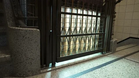 Medium shot of old vintage elevator arriving empty at the floor of a Stockbeeldmateriaal 160091207